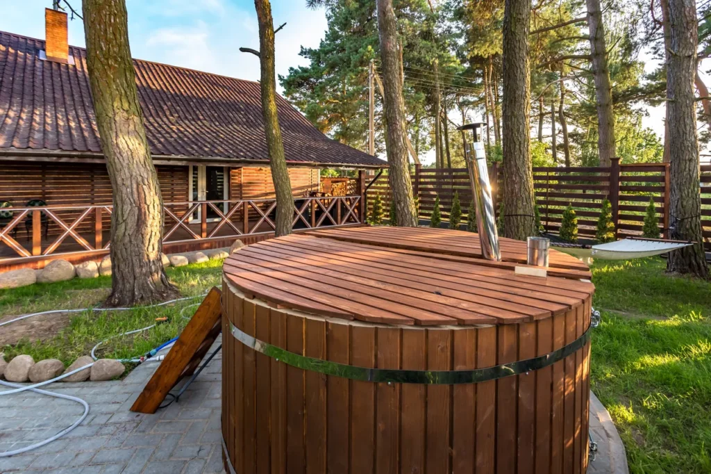 Balie ogrodowe premium. Jak stworzyć luksusową strefę SPA we własnym ogrodzie?